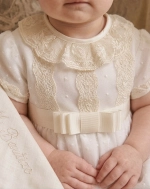 Traje de bautizo con topitos Lilus